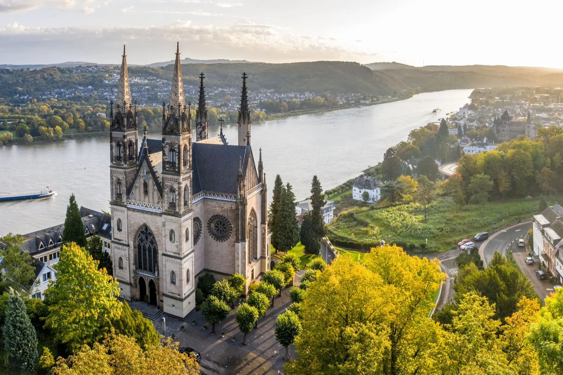Die Apollinariskirche in Remagen im Sommer