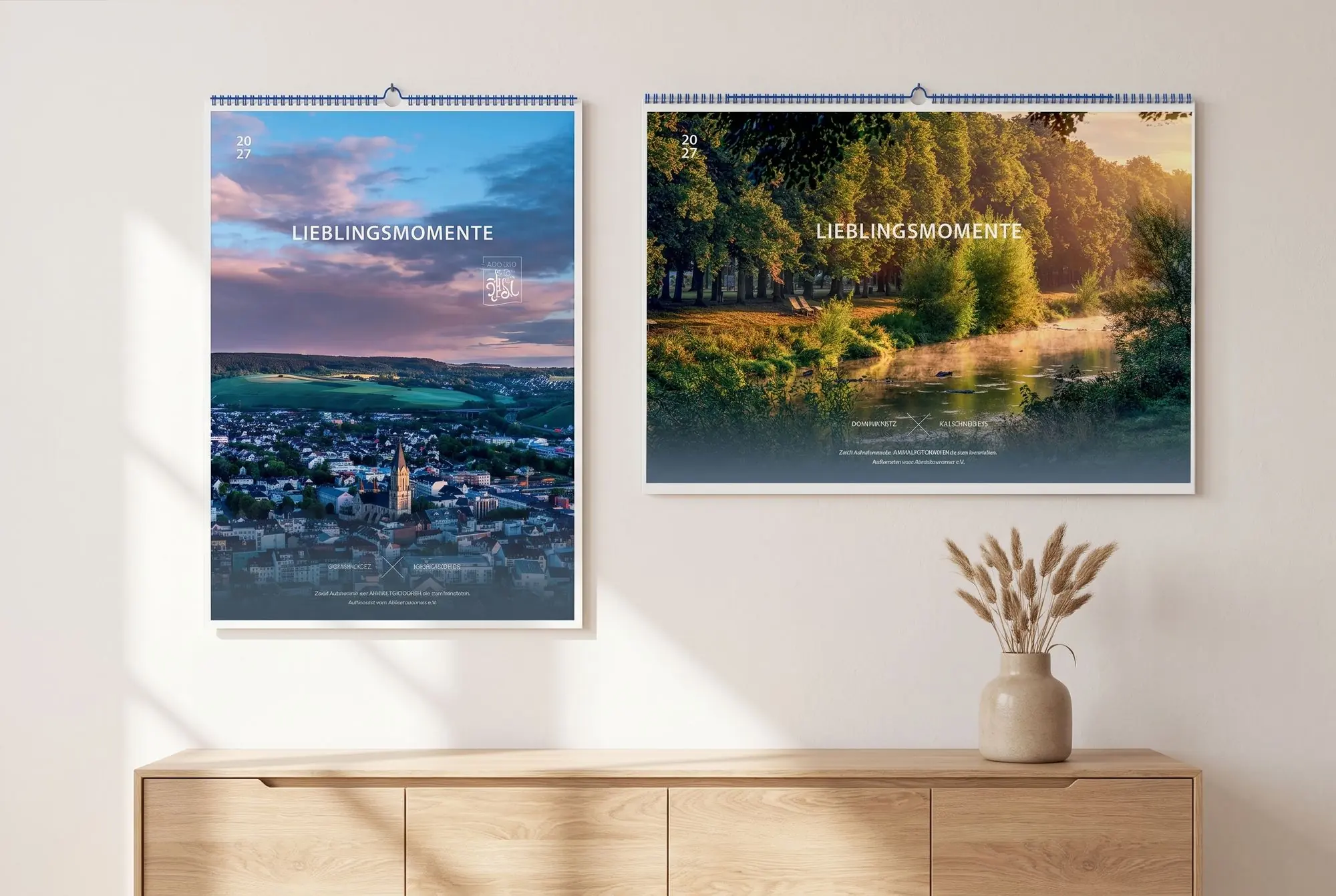 Beide Kalender nebeneinander an einer hellen Wand über einem Holzsideboard