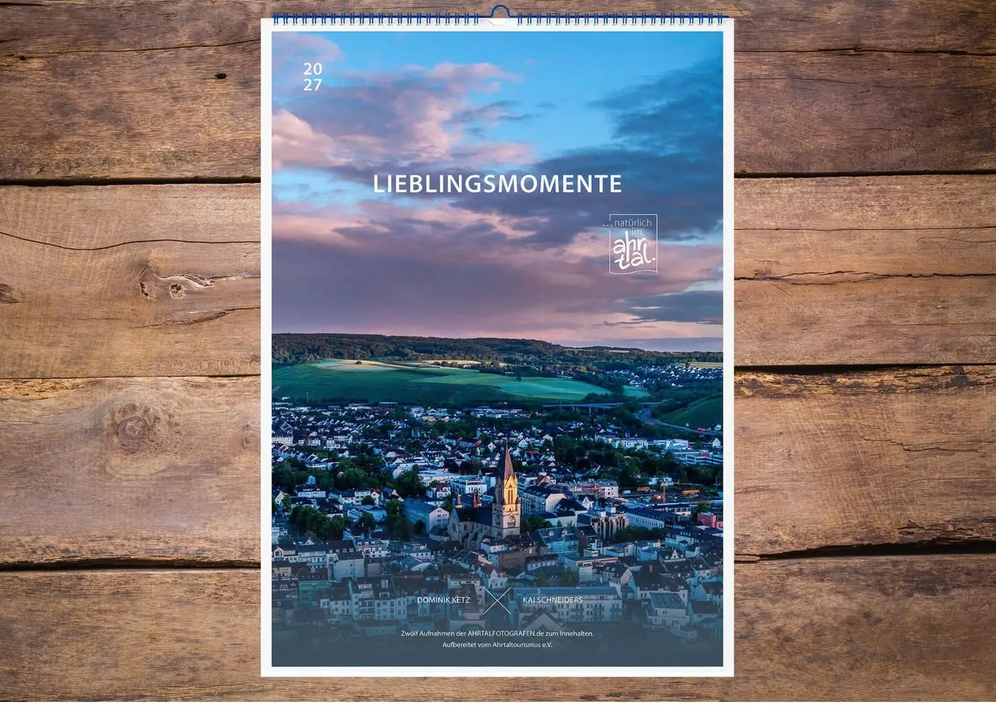 Ahrtal-Kalender 2027 Lieblingsmomente im Hochformat mit dem Titelbild von Bad Neuenahr im Morgenlicht