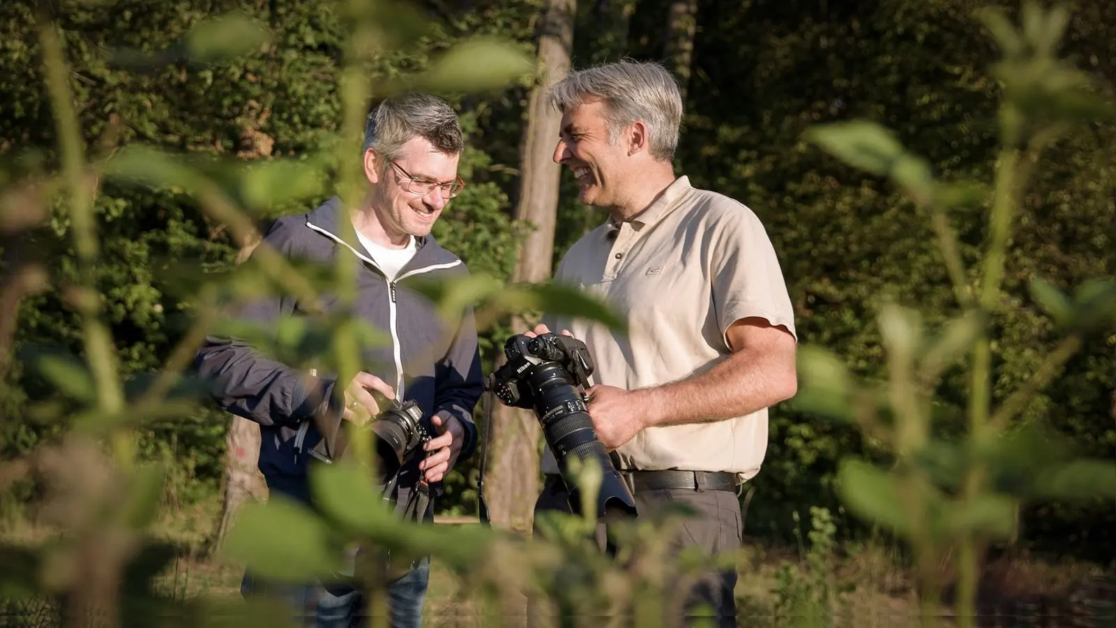 Kai Schneiders und Dominik Ketz mit ihren Kameras im Ahrtal